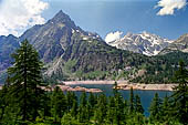 Dalla sponda Est del Lago Devero si ha piena visione della val Deserta e delle cime circostanti (pizzo Fizzo, punta di Valdeserta e Albrunhorn).